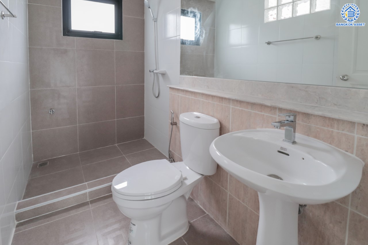 บ้านมือสองตกแต่งใหม่ แบรนด์ LH ม.ชลลดา บางใหญ่-เซ็นทรัลเวสต์เกต หลังใหญ่ เนื้อที่ 64 ตร.ว. ฟังก์ชัน 3 ห้องนอน 2 ห้องน้ำ จอดรถได้ 3 ที่จอดรถ พร้อม Facilities ครบครัน บนทำเลเดินทางสะดวก เชื่อมต่อถ.กาญจนาภิเษก ใกล้รถไฟฟ้าสายสีม่วง "สถานีคลองบางไผ่"